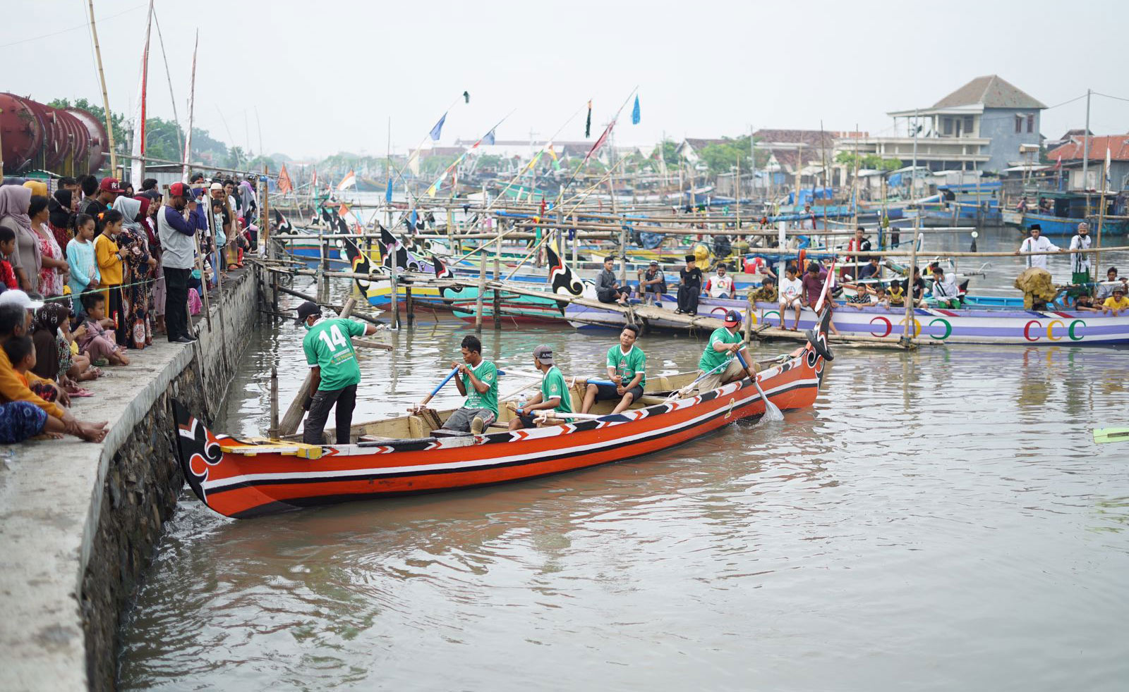 Suasana lomba dayung antar nelayan di Pojok Dermaga Pelabuhan Pasuruan, Minggu (14/11/21). foto: bangsaonline.com