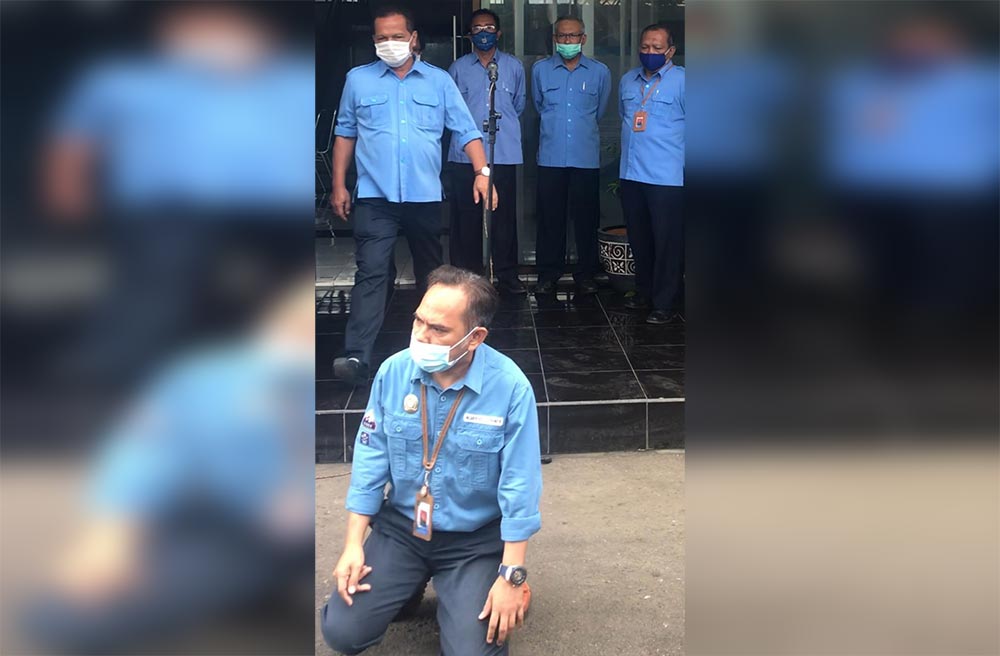 Direktur Utama (Dirut) Perumdam Tirta Pandalungan (PDAM) Kabupaten Jember Ady Setiawan (sedang berlutut). (foto: ist)