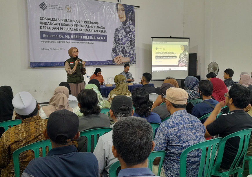 Arzeti Bilbina membuka sosialisasi peraturan ketenagakerjaan, di Wonoayu, Minggu (29/10/2023). 