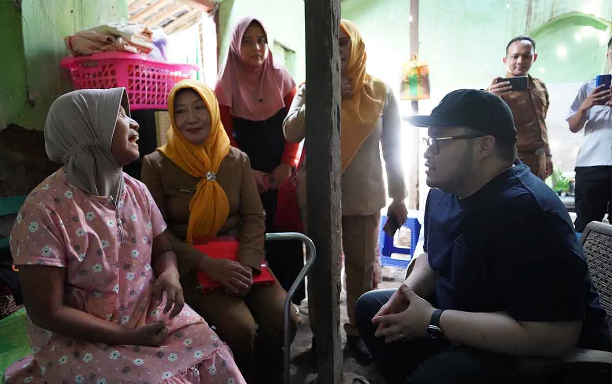 Bupati Kediri, Hanindhito Himawan Pramana, saat berbincang dengan janda yang hidup sendirian. Foto: Ist