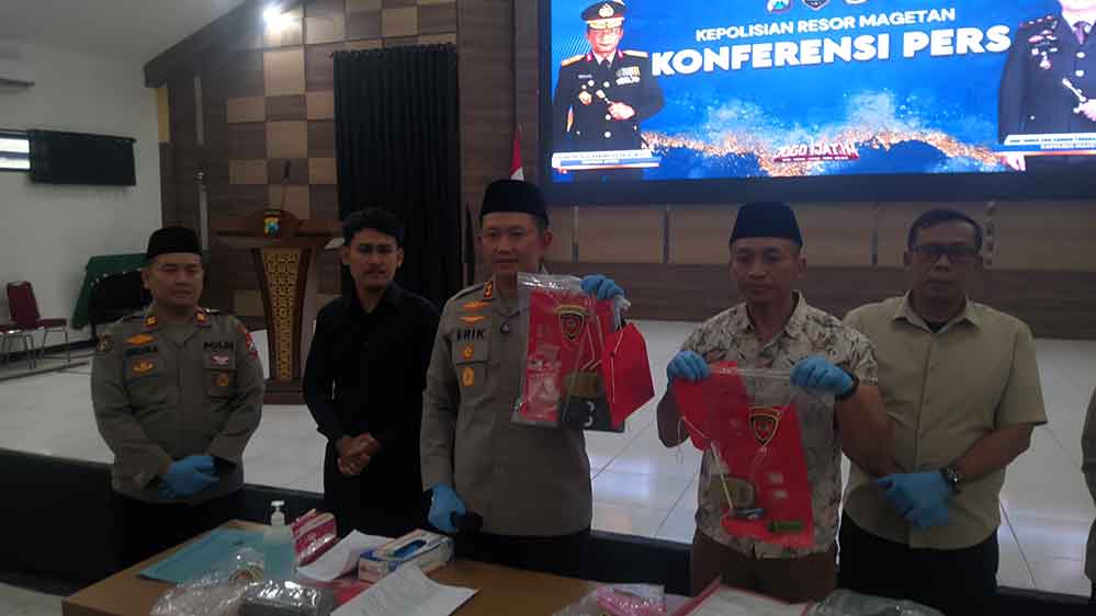 Kapolres Magetan menunjukkan barang bukti yang berhasil diamankan. Foto: Hendro Suhartono.