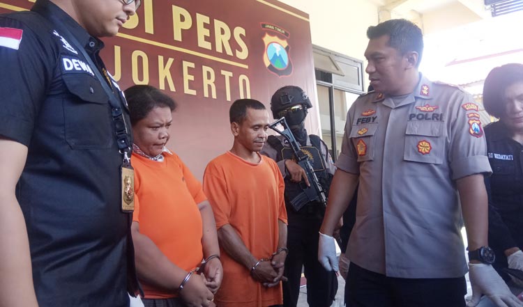 Kapolres Mojokerto AKBP Feby D. P. Hutagalung saat merilis kedua tersangka pelaku layanan threesome.
