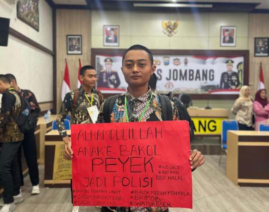 Toni Sugiantoro saat mendaftar di Polres Jombang (dok. Ist)