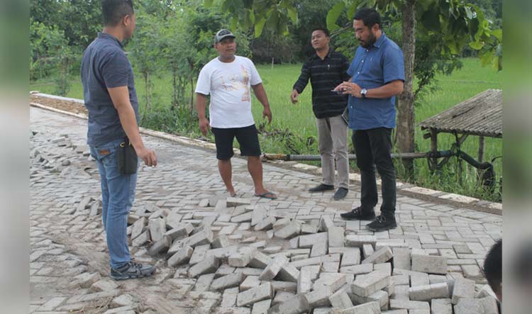 Tokoh pemuda dan Komisi III melihat kondisi jalan paving Desa Sumberkepuh semakin parah.