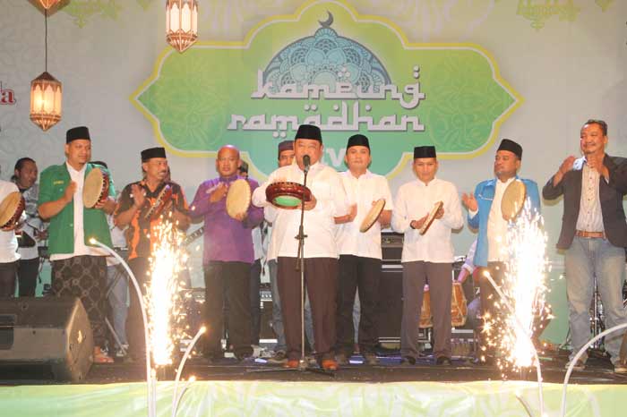 PUKUL REBANA: Bupati H Saiful Ilah saat menutup Kampung Ramadhan, Selasa (12/6) malam. foto: MUSTAIN/ BANGSAONLINE
 