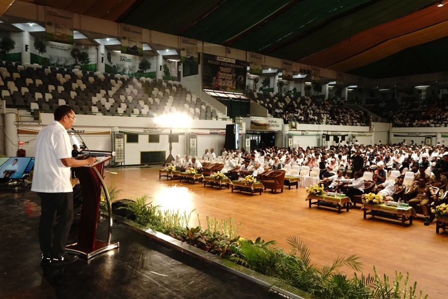 Direktur Manajemen Risiko Petrokimia Gresik, Johanes Barus memberikan sambutan dalam  sosialisasi akbar penerima pupuk bersubsidi pada titik serah se-Jawa Timur bersama Kementerian Pertanian di SOR Tridharma. FOTO: ist.
