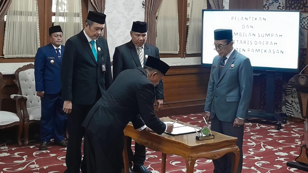 Taufikurrachman saat teken perjanjian kerja usai dilantik sebagai Sekda definitif Pamekasan