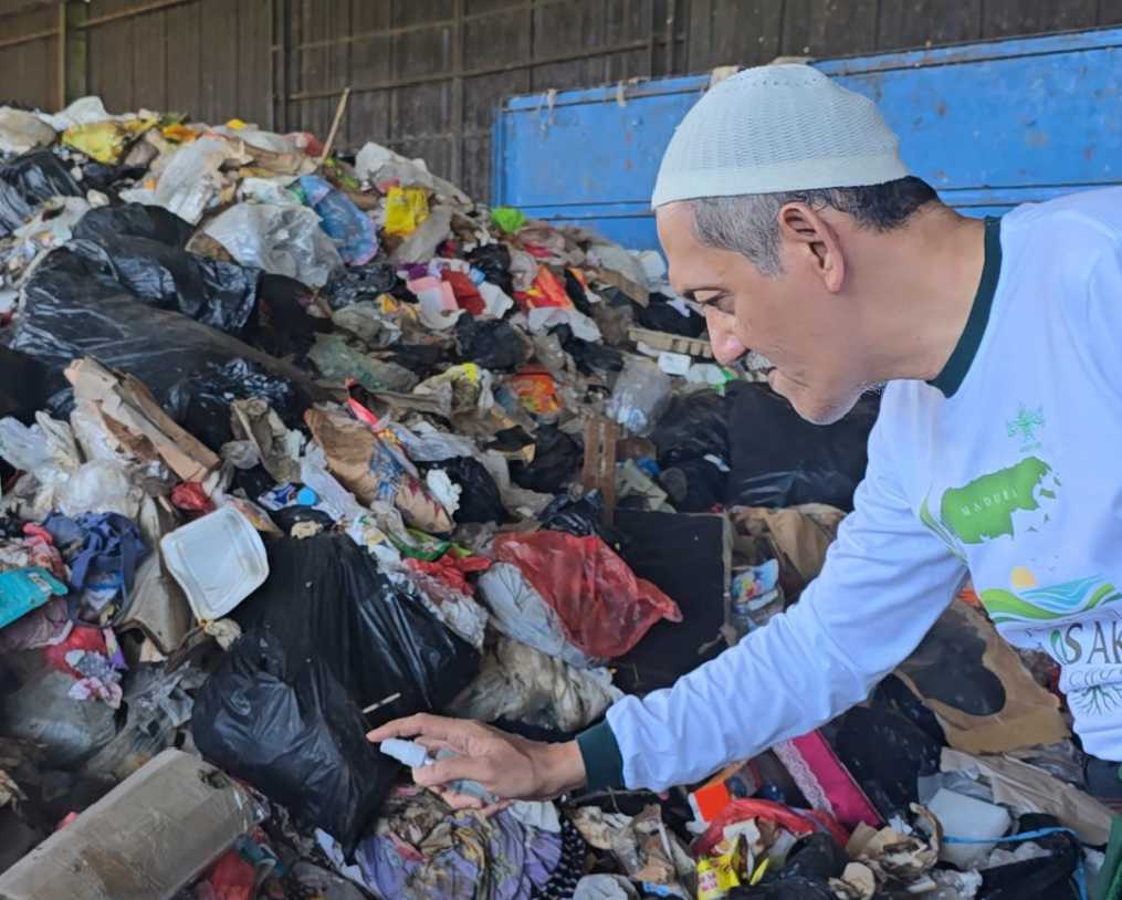 KH Imam Buchori penasehat Tretan Biosaka Ibnu Cholil Madura saat melakukan penyemprotan cairan Biosaka