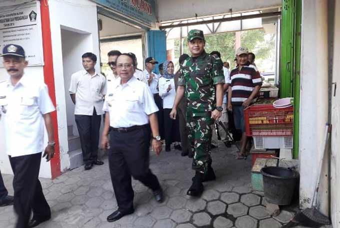 Bupati Blitar bersama Forpimda, Tim Pengendali Inflasi Daerah (TPID), dan tim Satgas Pangan melakukan sidak ke pasar tradisional. foto: AKINA/ BANGSAONLINE