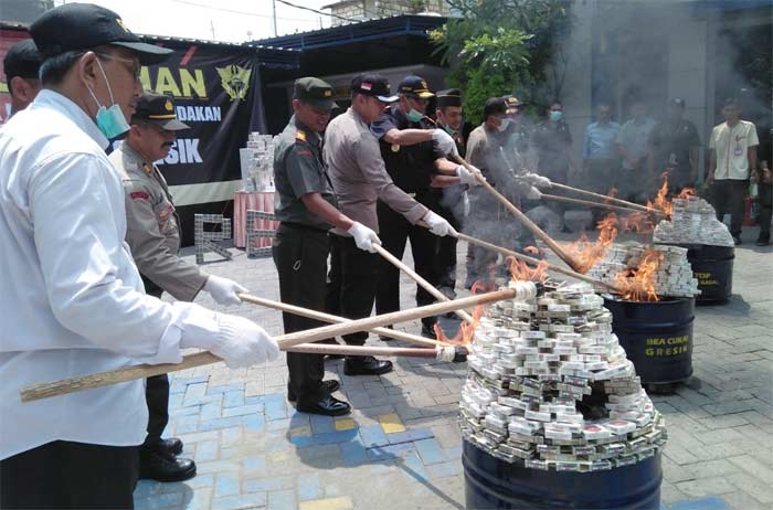 Kantor Bea dan Cukai Gresik Musnahkan 208 Ribu Rokok Ilegal