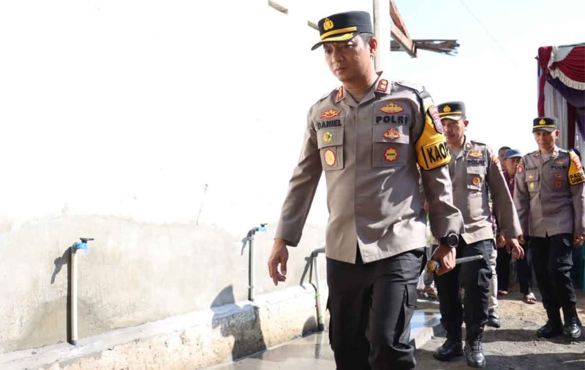 Kapolres Mojokerto Kota, AKBP Daniel S. Marunduri, saat meninjau sumur bor di Desa Banyulegi, Kecamatan Dawarblandong.