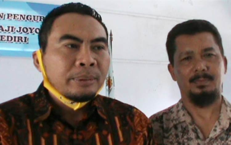 Ketua LSAJ Kediri Raya, Ahmad Sholeh (kiri) bersama Ketua Koperasi Sri Aji Joyoboyo, Totok Rahardianto. (foto: ist.)