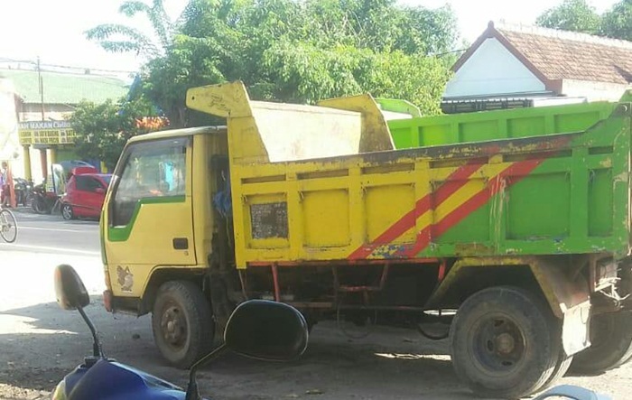 Dump truk milik korban sebelum dibawa lari oleh pencuri.
