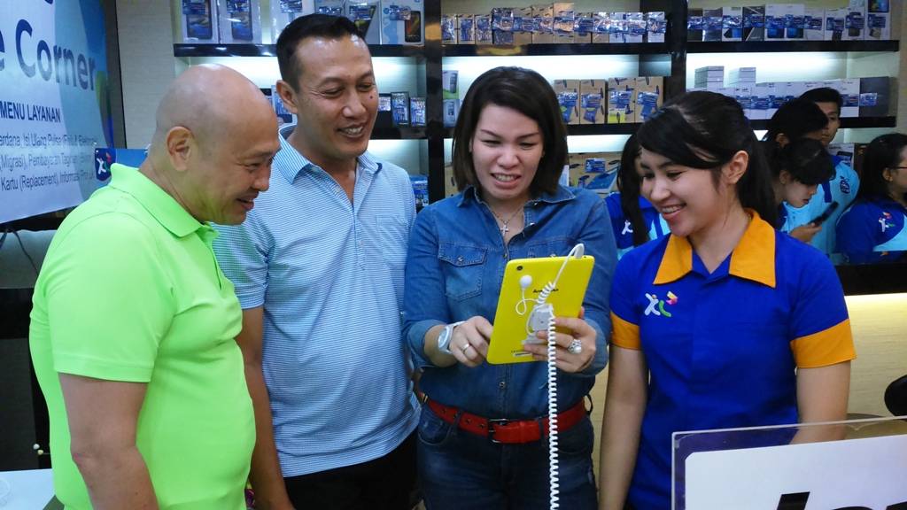 CORNER. Owner ADP Apollo Irfwan Haryanto, Deputy CCO XL East and North Kencono Wibowo dan VP XL East Region Desy Sari Dewi saat pembukaan XL Corner di Hitech Mall Surabaya. foto : nisa/bangsaonline