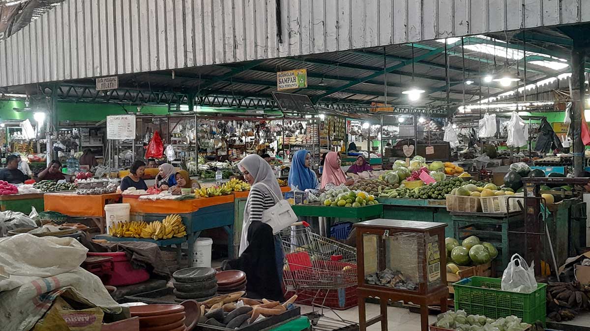 Pasar Induk Mimbaan Situbondo.