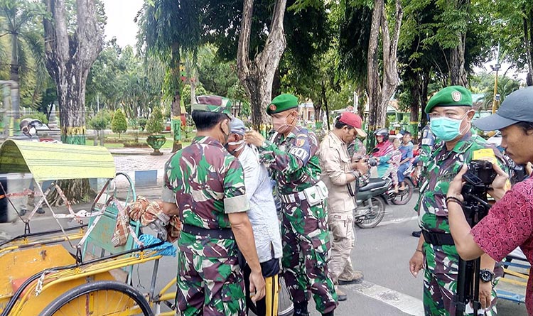 Bagi-bagi masker gratis hasil karya ibu-ibu Persit KCK Kodim 0827/Sumenep.