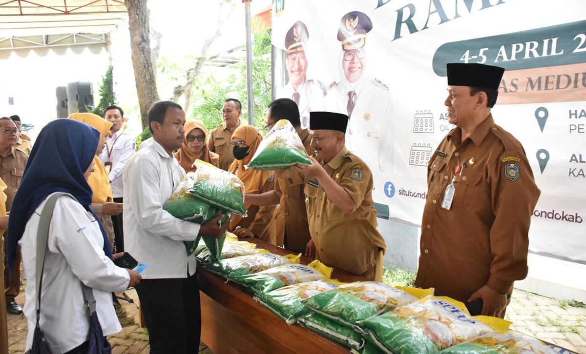 Bupati Situbondo Karna Suswandi didampingi sekda sekaligus Ketua Korpri Wawan Setiawan saat menyerahkan beras murah pada Bazar Ramadhan Korpri.