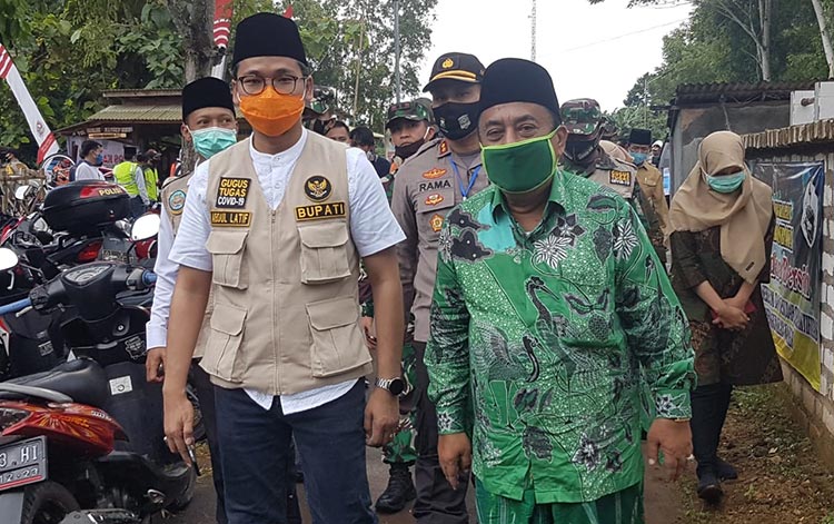 KH. Drs. M. Jamhuri, Anggota DPRD Fraksi PKB mendampingi Bupati Bangkalan, R. Abdul Latif Amin Imron saat tinjau lokasi Desa Tangguh Covid-19 di Desa Karang Pao, Kecamatan Arosbaya, Kabupaten Bangkalan.