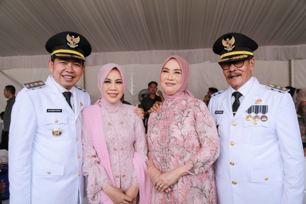 Bupati Jember Muhammad Fawait (Gus Fawait) dan Wakil Bupati Jember Djoko Susanto. Masing-masing didampingi istrinya. Foto: istimewa