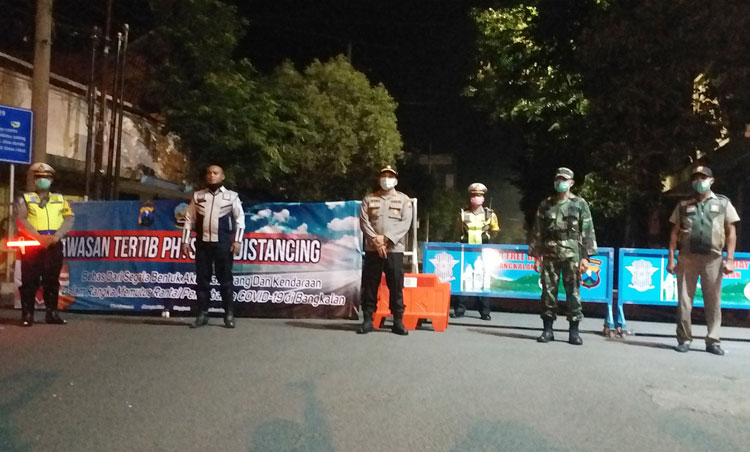 Kapolres Bangkalan AKBP Rama Samtama Putra saat meninjau penyekatan dan screening di Jl. Jenderal Sudirman, Minggu (29/3) dini hari.
