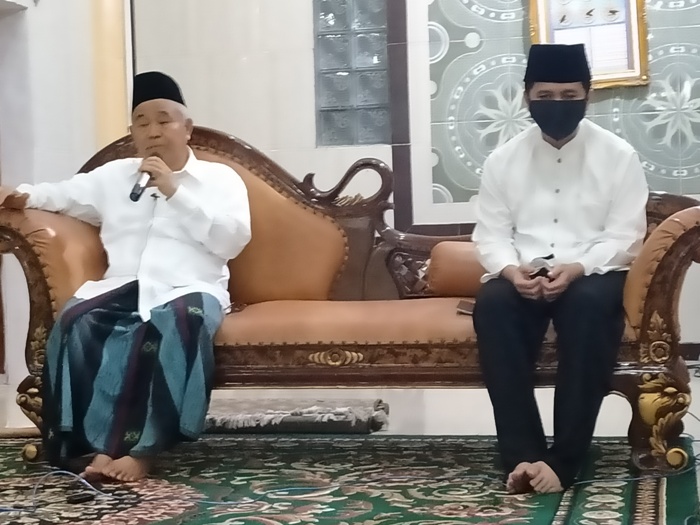 Prof. Dr. KH. Asep Saifuddin Chalim, M.Ag dan Wagub Jatim Dr Emil Elestianto Dardak dalam acara salat malam dan istighatsah di Masjid Raya KH. Abdul Chalim Pondok Pesantren Amanatul Ummah Pacet Mojokerto Jawa Timur. foto: MMA/ BANGSAONLINE.COM