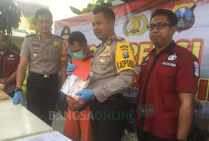 Tersangka bersama barang bukti uang hasil pemerasan saat digelar di Mapolres Kediri. foto: ARIF K/ BANGSAONLINE