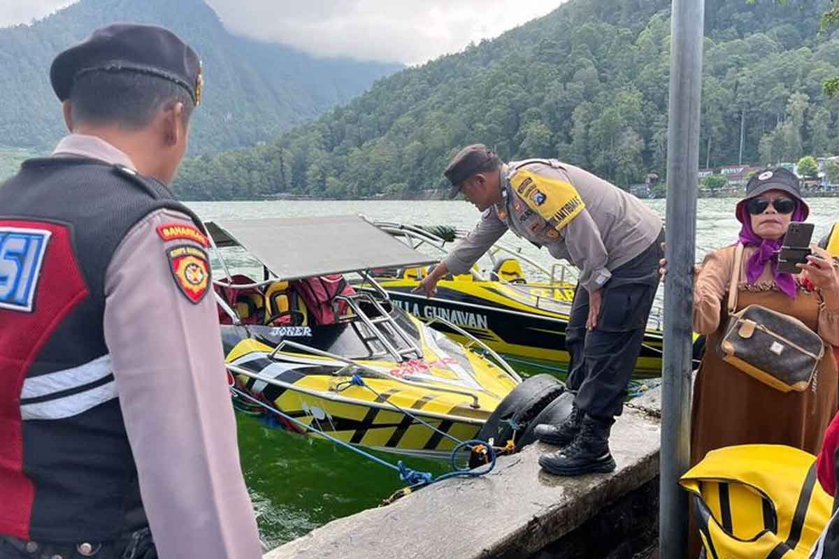 Speedboat yang alami kecelakaan di Telaga Sarangan, Magetan, Jawa Timur. Foto: Dok. Polsek Plaosan.