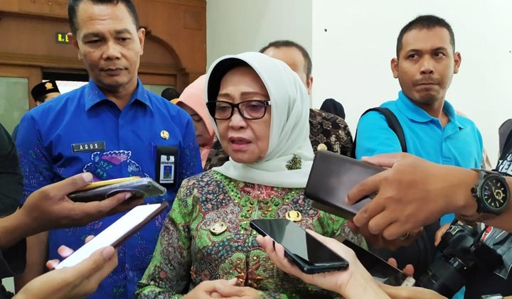 Bupati Jombang Hj. Mundjidah Wahab memberikan keterangan usai melaunching program sembako.