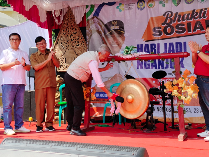 Pemukulan gong oleh Pj Bupati Sri Handoko Taruna, menandai pembukaan Bakti sosial kesehatan dalam rangkaian Hari jadi Nganjuk ke 1087