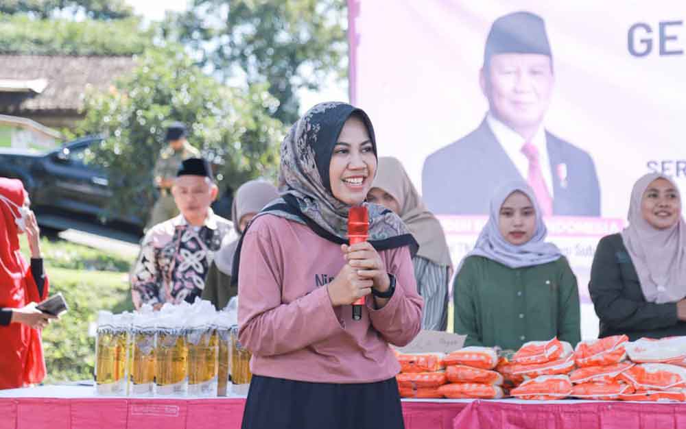 Ketua TP PKK Kabupaten Jember, Ning Ghyta Eka Puspita, saat memberikan sambutan dalam program Gerakan Pangan Murah.