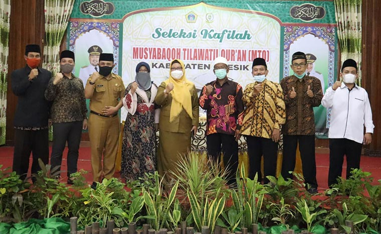 Wabup Bu Min bersama para Tim Seleksi Kafilah MTQ. foto: SYUHUD/ BANGSAONLINE