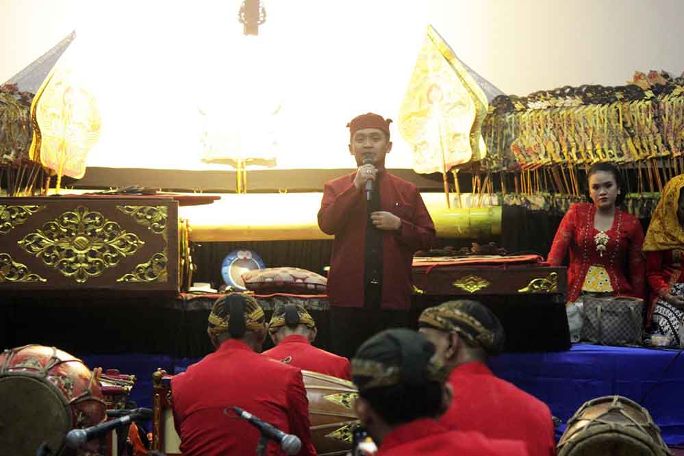 Wali Kota Pasuruan, Adi Wibowo saat memberikan sambutan di acara pagelaran wayang kulit.