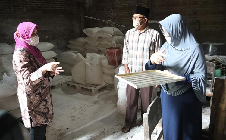 Bupati Kediri, dr. Hj. Haryanti Sutrisno (kiri) saat berkunjung ke tempat produksi kerupuk udang milik Sumiran. (foto: ist.)