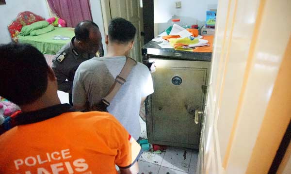 Polisi saat melakukan olah TKP. foto: rony suhartomo/ BANGSAONLINE