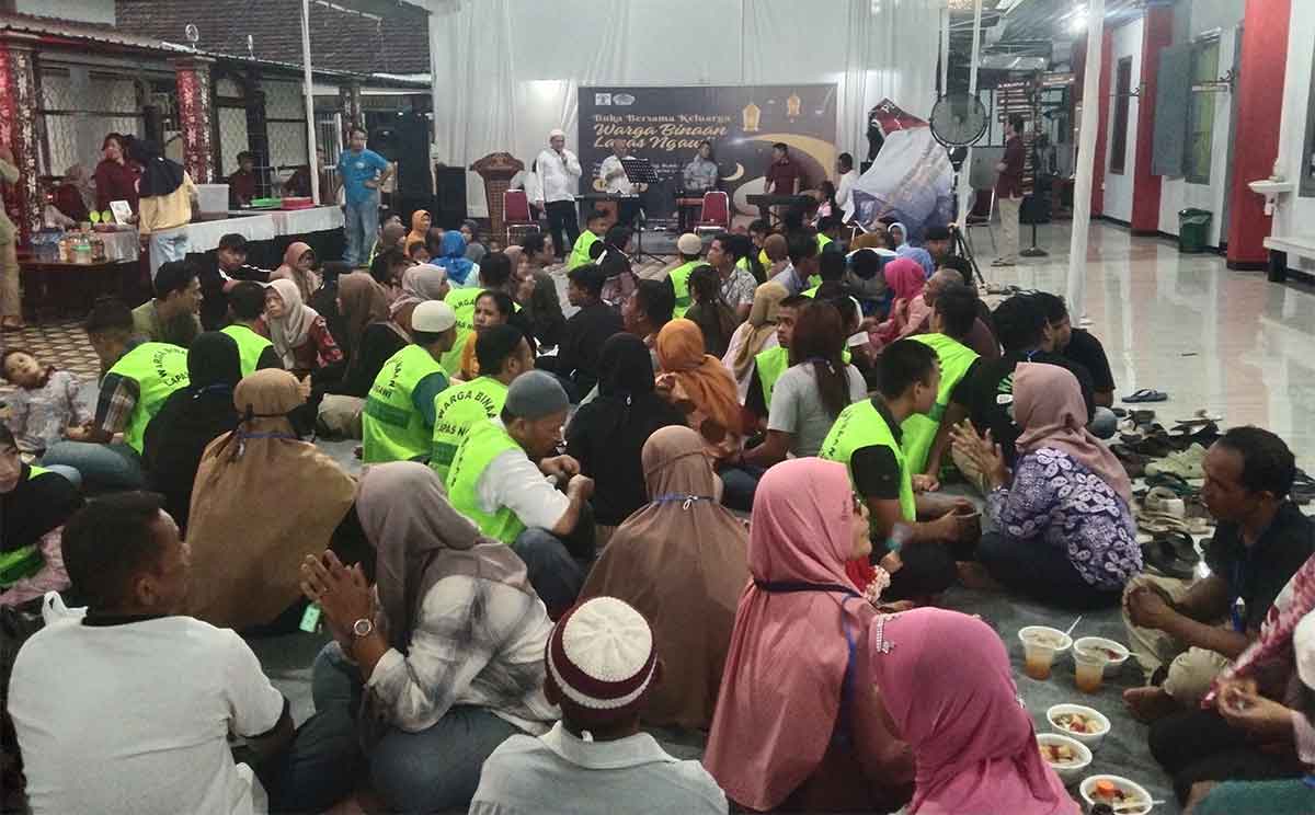 Buka bersama antara keluarga dengan warga binaan Lapas Ngawi.