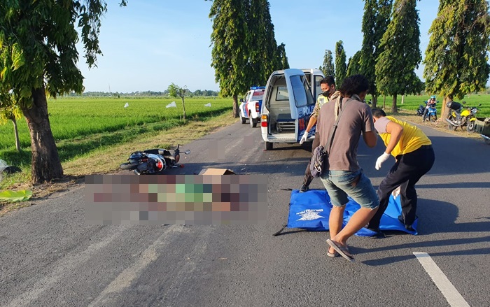 Jenazah korban saat akan dievakuasi petugas.