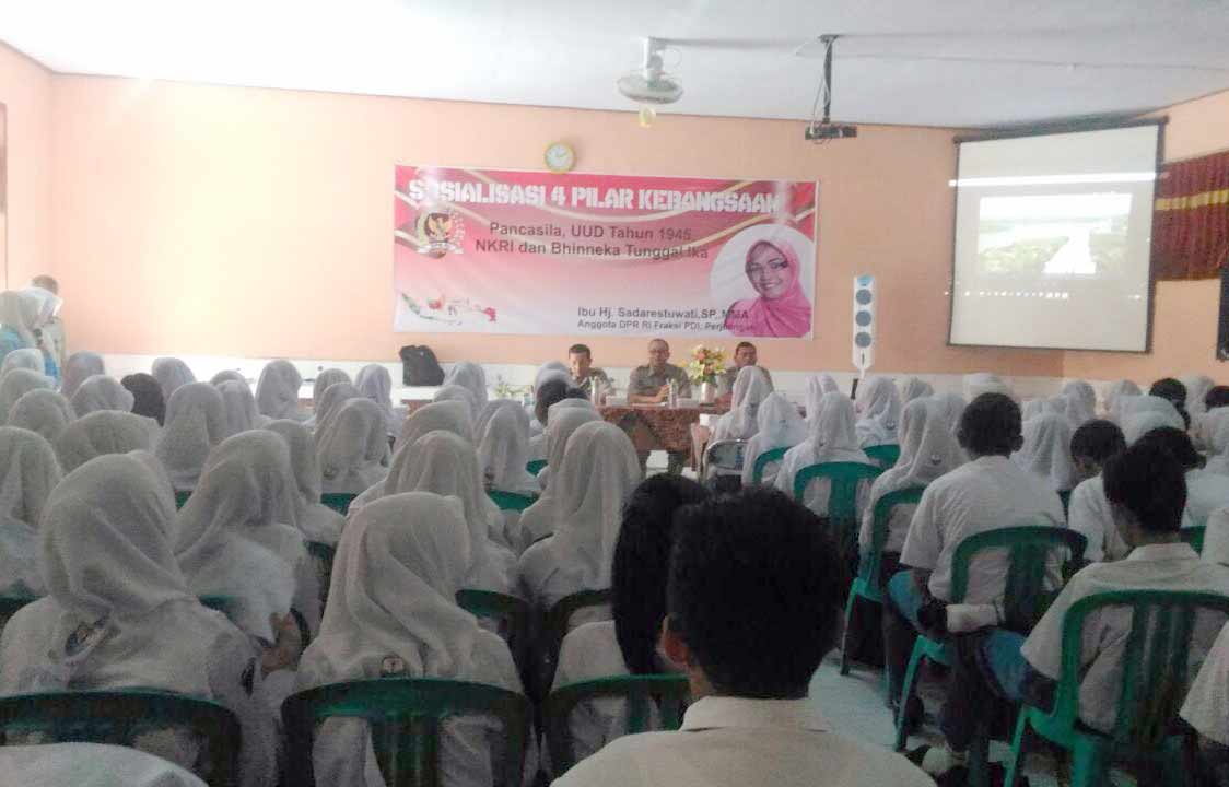 Mbak Estu saat sosialisasi 4 pilar di SMA Negeri Bareng. foto: BANGSAONLINE