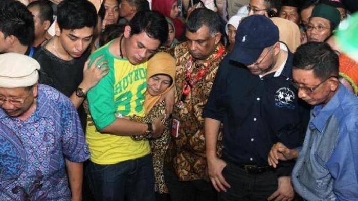 Pacar Khairunisa, Divo (dua dari kiri berkaos hitam), saat pemakaman Khairunisa, Pramugari AirAsia yang turut menjadi korban.