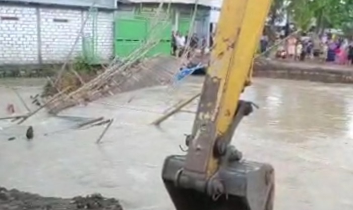 Detik-detik jembatan darurat di Desa Klampok, Kecamatan Benjeng hanyut diterjang air Kali Lamong. foto: ist.