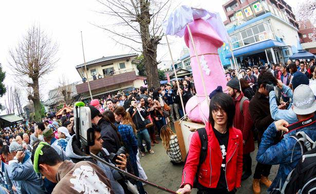 Pia ini berselfie dengan latar belakang penis raksasa.... andai ada festival lawannya penis, bentuk raksasanya seperti apa ya? foto: repro mirror.co.uk