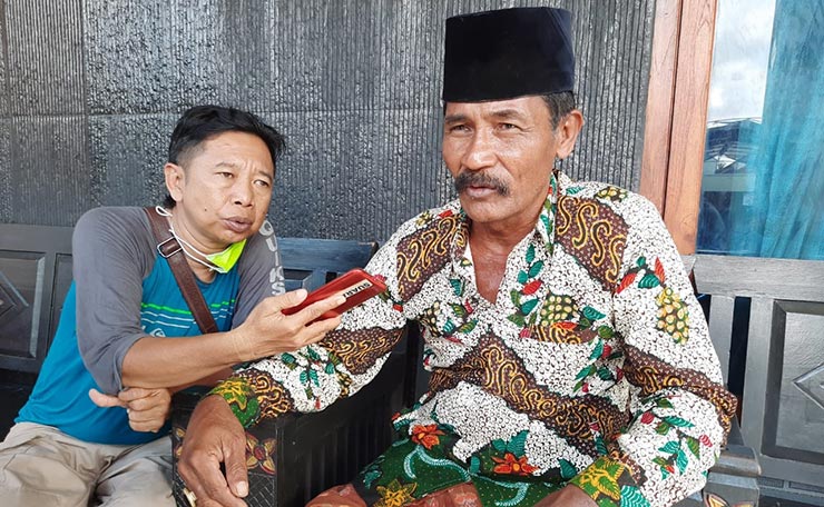 Kepala Desa Lemper Hosnan diwawancarai wartawan terkait hoax Corona yang viral di grup WhatsApp.