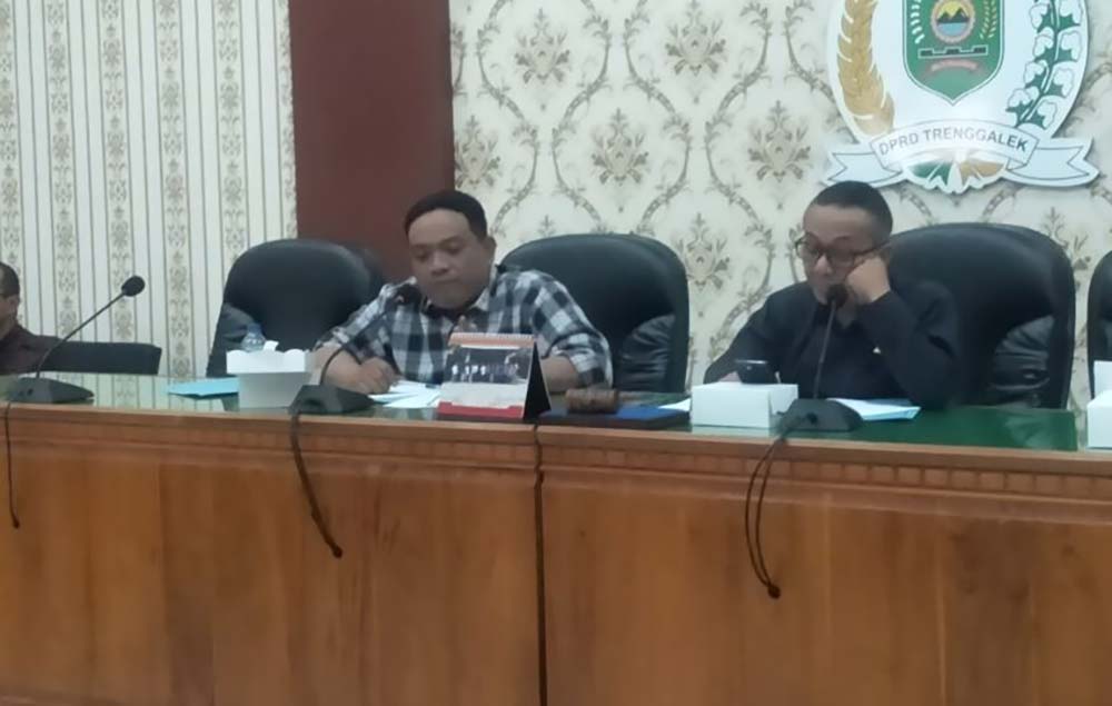 Anggota Komisi III DPRD Trenggalek, Adip Fatoni (kiri), saat rapat dengan Bappeda.