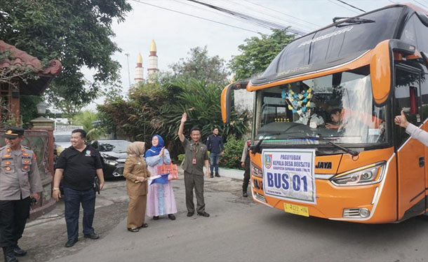 Bupati Jombang, Hj Mundjidah Wahab dan Ketua AKD Jombang, Warsubi (baju hitam)