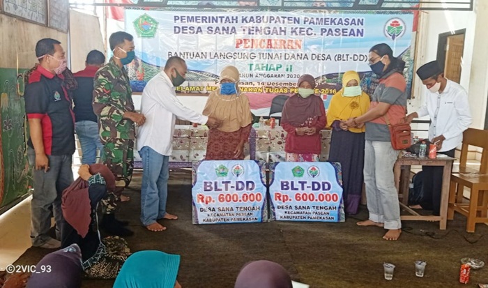 Pembagian BLT-DD yang dibagikan di Balai Desa Sanatengah, Kecamatan Pasean, Kabupaten Pamekasan. 