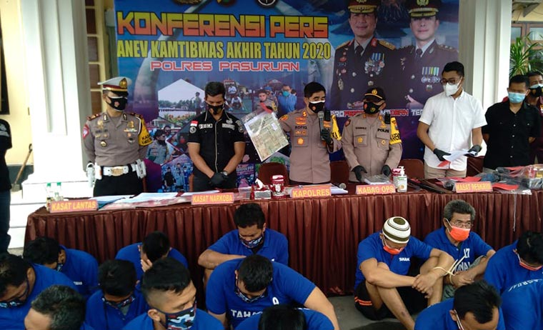 Kapolres Pasuruan AKBP Rofiq Ripto Himawan (pegang mik) saat memimpin rilis pers akhir tahun.