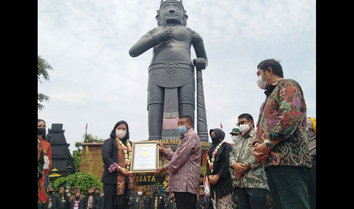 Penyerahan piagam rekor MURI patung Gajah Mada tertinggi disaksikan oleh kepada H. Mulyono, disaksikan oleh Bupati Mojokerto Ikfina Fatmawati beserta tokoh agama dan budaya.