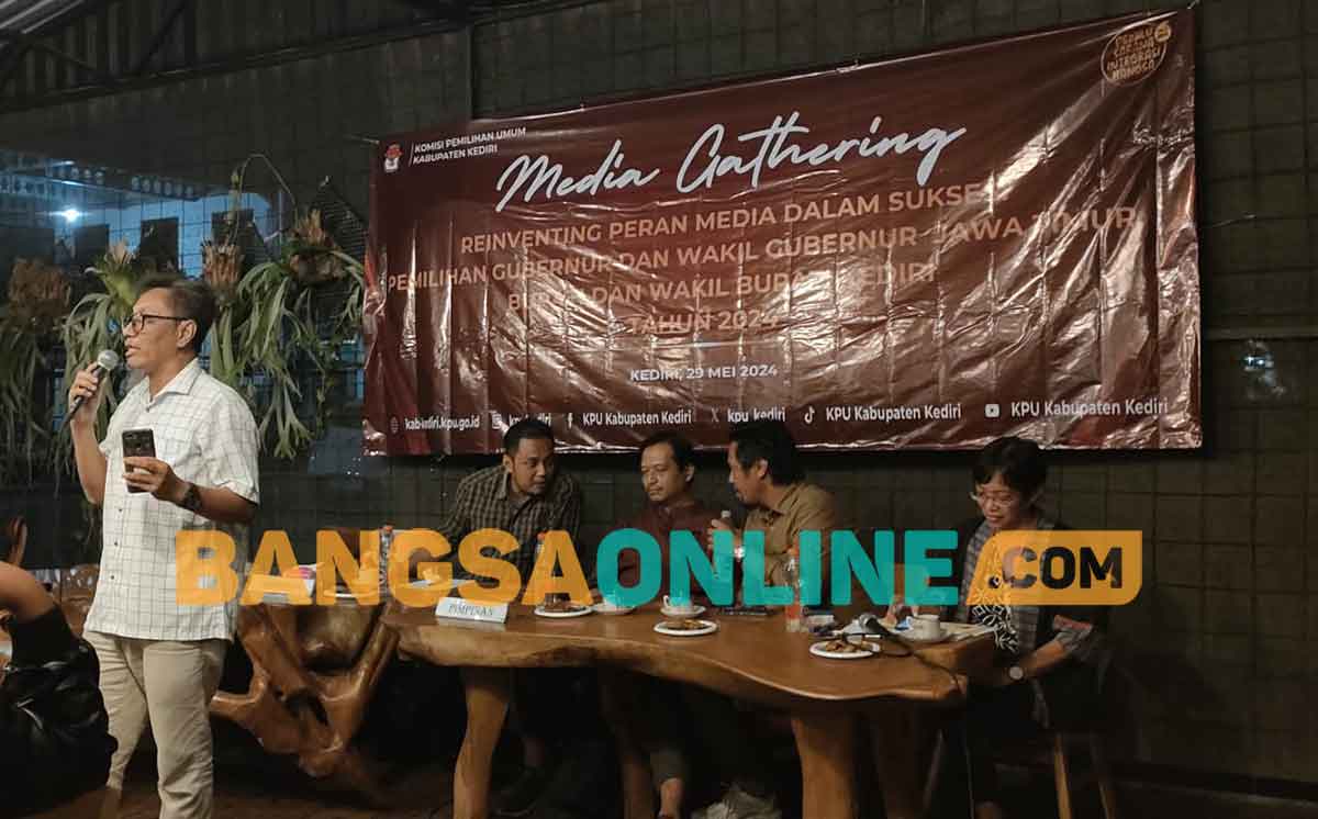 Ketua PWI Kediri, Bambang Iswahyoedhi, saat menyampaikan materi. Foto: MUJI HARJITA/BANGSAONLINE