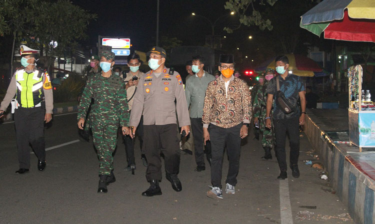 Kapolres Bangkalan AKBP Rama Samtama Putra bersama Bupati Abdul Latif dan Dandim 0829 menyisir sejumlah tempat nongkrong.
