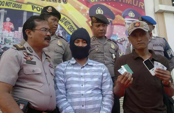 PALSU. Tersangka H Heri Wibowo yang membuat surat keterangan polisi palsu ketika di Mapolres Sidoarjo. Foto: nanang ichwan/BANGSAONLINE