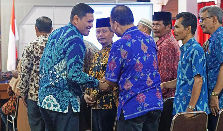 Wali Kota Kediri Abdullah Abu Bakar saat memberi ucapan selamat kepada calon PNS yang akan purna tugas. foto: MUJI/ BANGSAONLINE